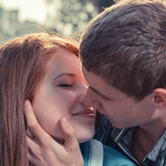 couple kiss wallpaper icon